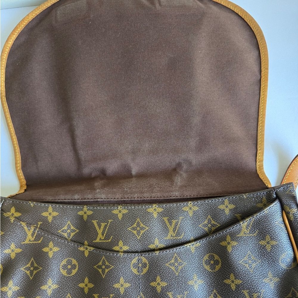 Louis Vuitton Menilmontant MM - Picture 9 of 16